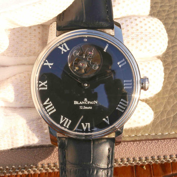 宝珀经典系列66228自动真陀飞轮腕表。腕表尺寸42mm。前后均采用蓝宝水晶玻璃镜面，男士