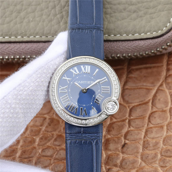 卡地亚BALLON BLANC DE CARTIER系列腕表 4点钟位置一颗光华璀璨钻石女士腕表